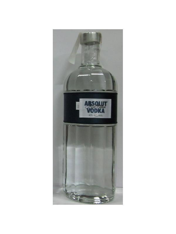 ABSOLUT MODE - Botella de 1 litro  - Graduación 40 %
La edición de Absolut Mode representa el espíritu de la moda en el universo de la botella, una botella de color azul oscuro envuelta en una tela de seda con un diseño impresionante de 12 lados en su cristal. 